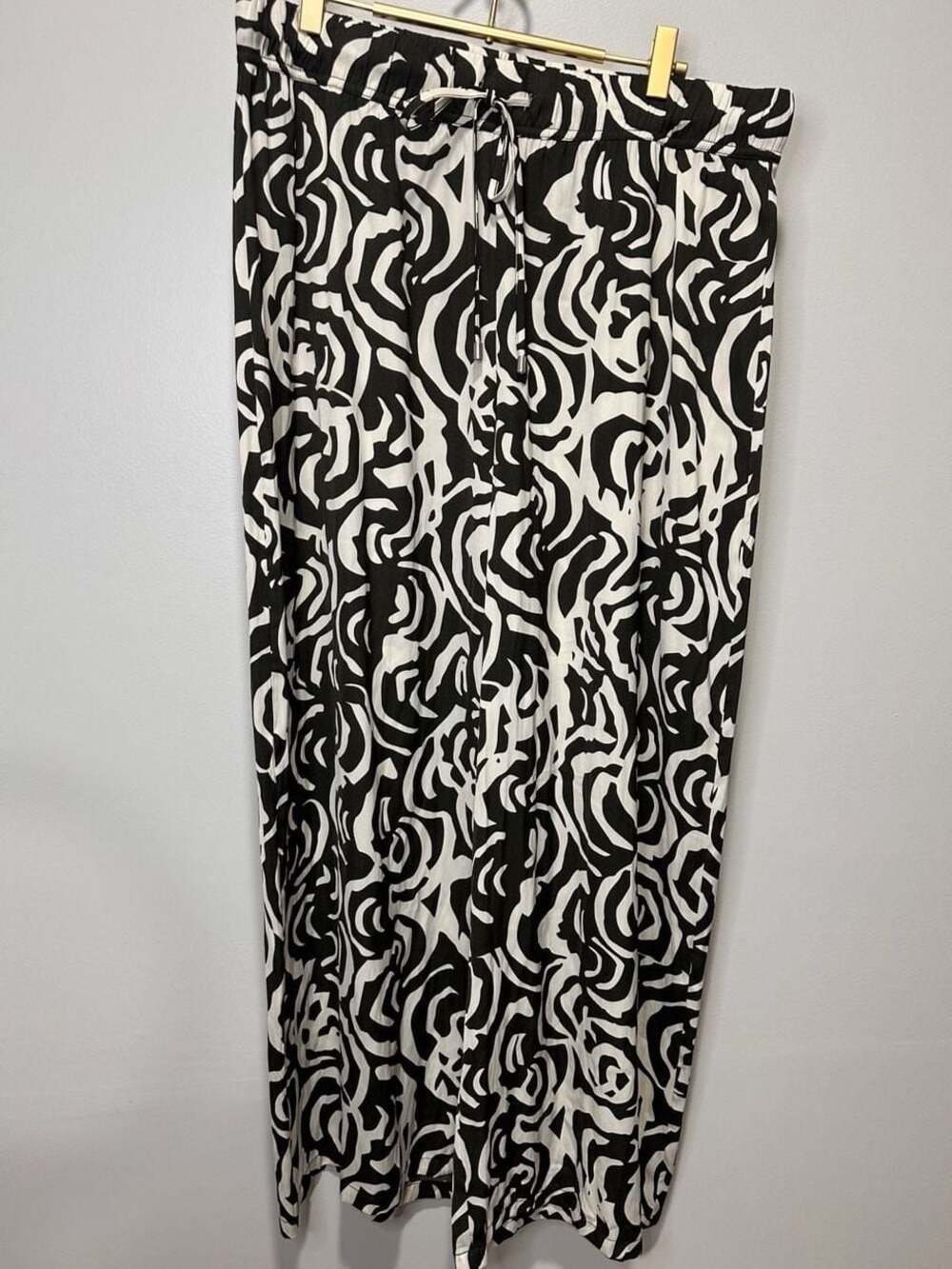 Adrianna Papell Black and White Rose Geo Print Wide Leg Pants